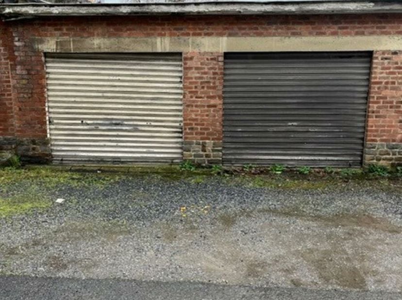 Roux à vendre garage en bon état.&lt;br /&gt;
2 garages disponibles&lt;br /&gt;
Prix 9000 euros (pour 1) ( sous réserve d&#039;acceptation du propriétaire)&lt;br /&gt;
www.b
