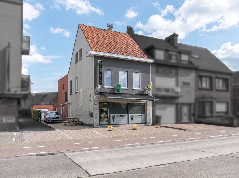 Deze zeer interessante opbrengsteigendom is gelegen aan de rand van Sint-Niklaas in de nabijheid van de N70 en bestaat uit een frituur op het gelijkvl