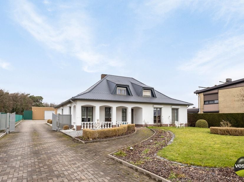 RUIME VILLA MET 430 M² WERKPLAATSEN OP 1,2 HECTARE&lt;br /&gt;
&lt;br /&gt;
Deze uitzonderlijke woning is gelegen langs de Weg naar Zwartberg, vlak aan het centru
