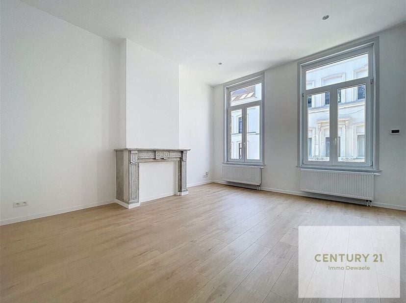 In een klein, rustig gebouw met 3 appartementen, mooi appartement volledig gerenoveerd en bestaande uit: woonkamer met parketvloer, volledig ingericht