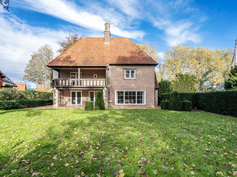 Bent u op zoek naar een riante villa waar u echt waar voor uw geld krijgt? Droomt u van royale leefruimtes en de vrijheid om uw eigen stempel te drukk
