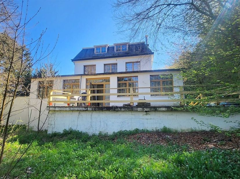 Dit voormalig hotel, is gelegen in de gemeente Randoux, deelgemeente van Houffalize. De huidige eigenaar is met een groot project begonnen om dit hote