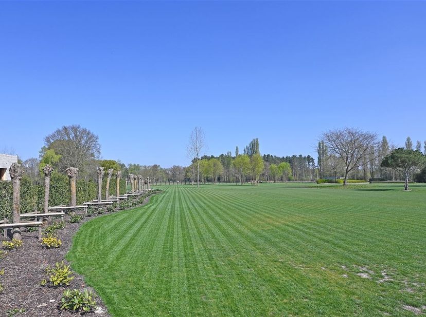 Deze residentiële bouwgrond met een perceelsoppervlakte van ±7are40 (OB) biedt de voordelen van wonen in alle rust met prachtig vergezicht, doch makke