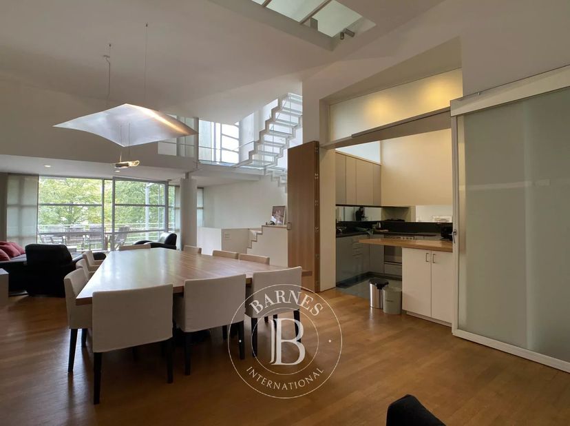 IXELLES - Paul-Emile Janson - Tussen de Châtelain wijk en de zeer beroemde Avenue Louise, Barnes biedt u deze woning met karakter, hoge plafonds, lijs