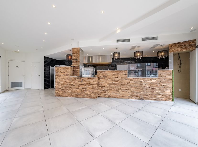 Vandaag nemen we jullie mee naar deze commerciële ruimte op toplocatie in het centrum van Bornem. De eigendom bevindt zich op wandelafstand van alle n