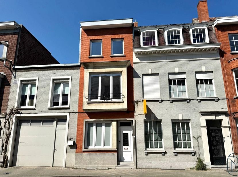 SUPER gelegen in het CENTRUM, TOFFE CHARMANTE WONING met 3 ruime slaapkamers en TERRAS. Gelegen te Overleie, op wandelafstand van scholen, winkels en