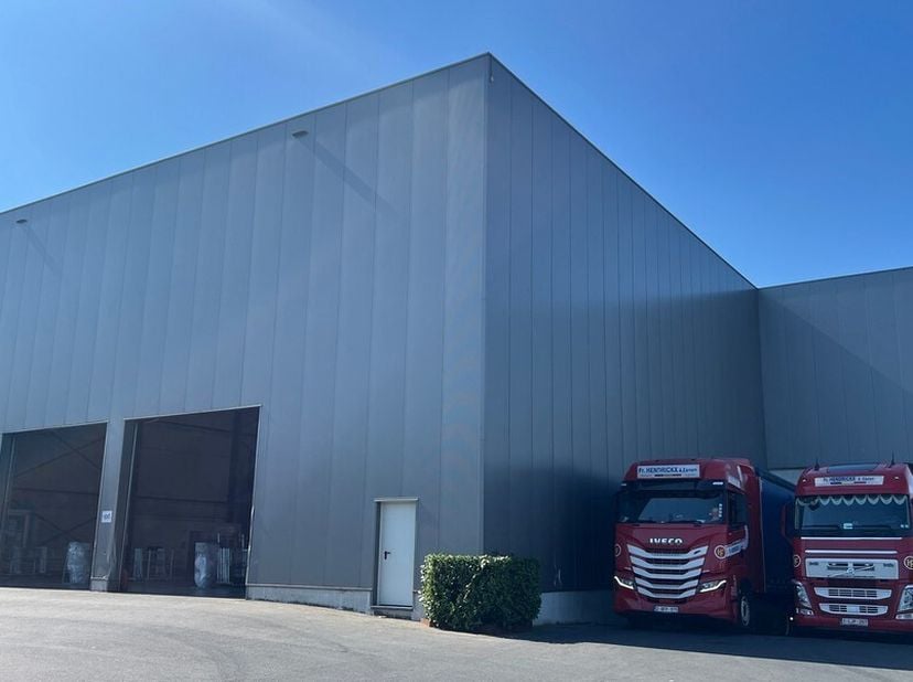 1150m² d&#039;entrepôt avec 6 parkings&lt;br /&gt;
Emplacement : à proximité des entrées et sorties de la R4&lt;br /&gt;
Spécifications de l&#039;entrepôt : façade en barda