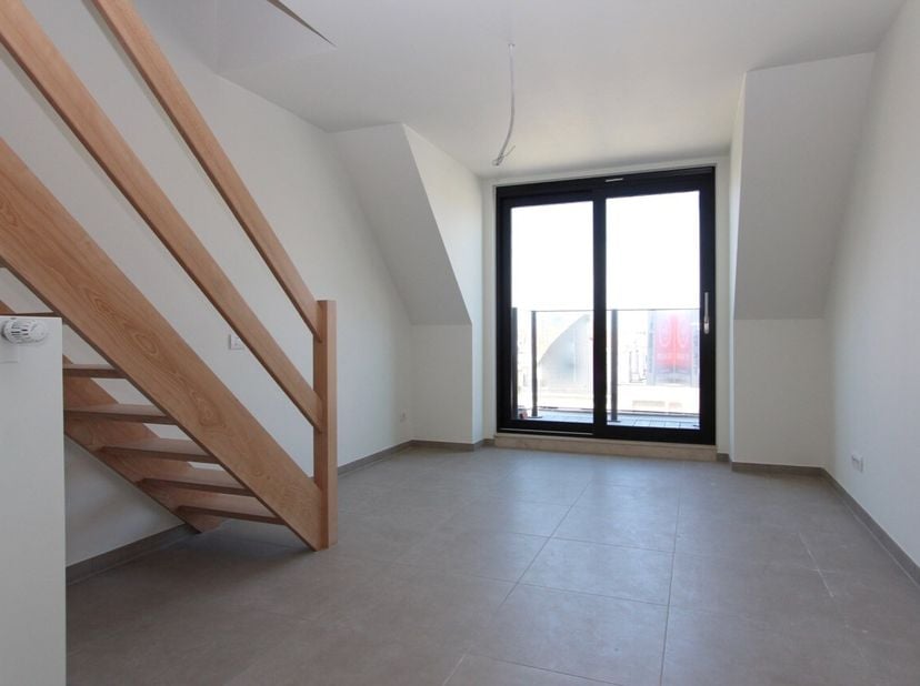 ONGEMEUBELD - Instapklaar recent duplex-appartement aan de zonnekant van de Lippenslaan te Knokke.&lt;br /&gt;
Indeling:&lt;br /&gt;
Benedenverdieping: inkomhal m