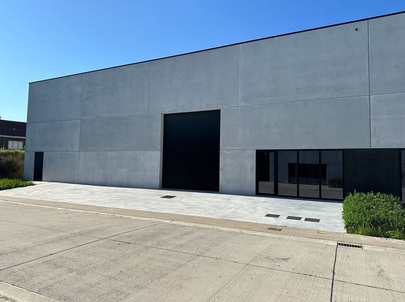 Nieuwbouw KMO-unit met een oppervlakte van 484 m² op een perceel van 612 m² te koop. De unit maakt deel uit van de gloednieuwe ontwikkeling &#039;t Saspark