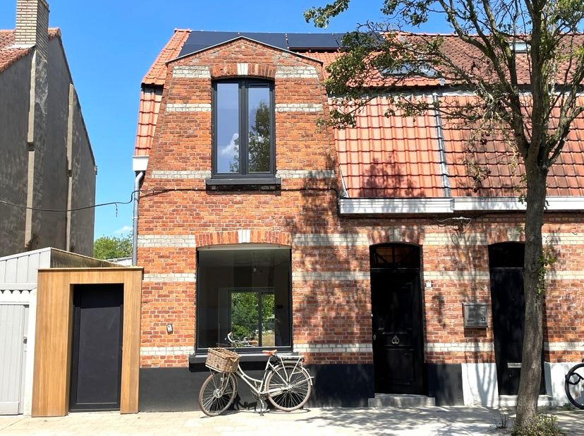GERENOVEERDE WONING met zonnige tuin en fietsuitweg, op wandelafstand van Brugge! Grondoppervlakte 395 m². Achter deze schattige gevel HUIST veel ruim
