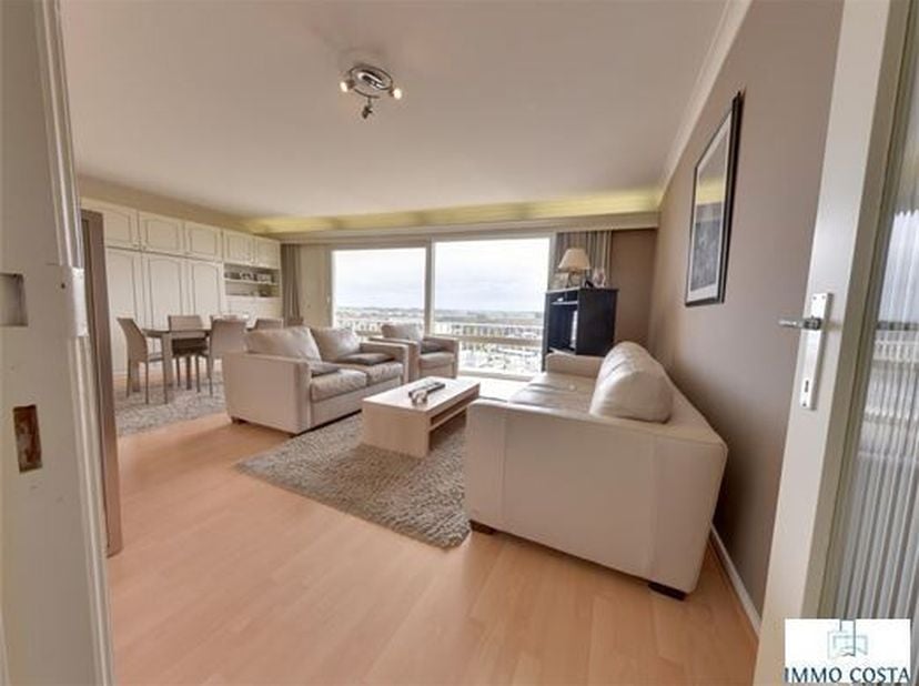 À vendre : studio prêt à emménager au 5e étage de la résidence Verona, idéalement situé du côté ensoleillé. Le séjour lumineux avec coin repas donne a