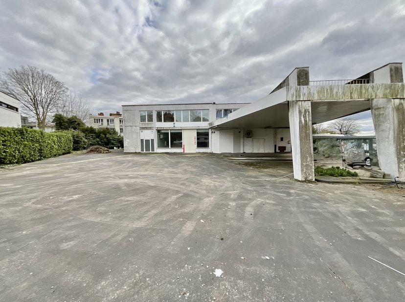 Veelzijdig commercieel pand met parking + appartement in Vorst (grens Ukkel)Gelegen op de grens van Vorst en Ukkel, biedt dit ruime handelspand op het
