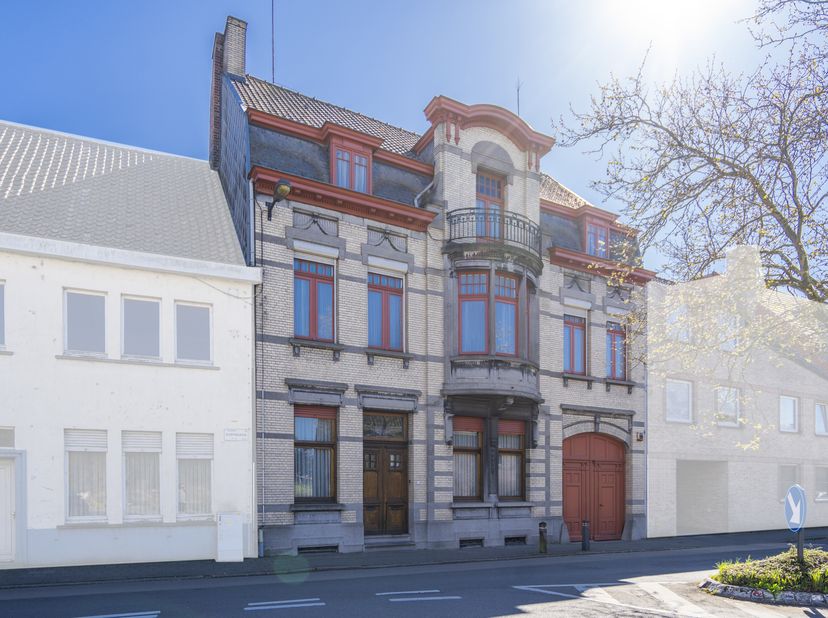 Op een grondoppervlakte van 3.263 m² vinden we deze authentieke woning te Kuurne terug. Gelegen in de Kortrijksestraat te Kuurne met goede verbinding