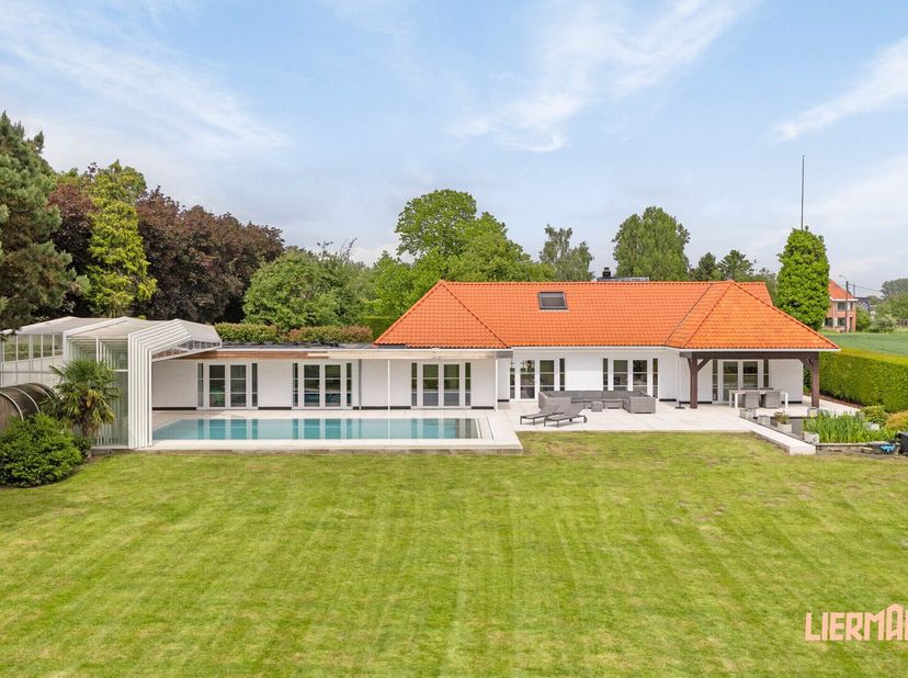 Dit luxueus gerenoveerde landhuis, gelegen op een perceel van 1ha35a, biedt een adembenemend uitzicht op het omliggende landschap. De villa heeft een