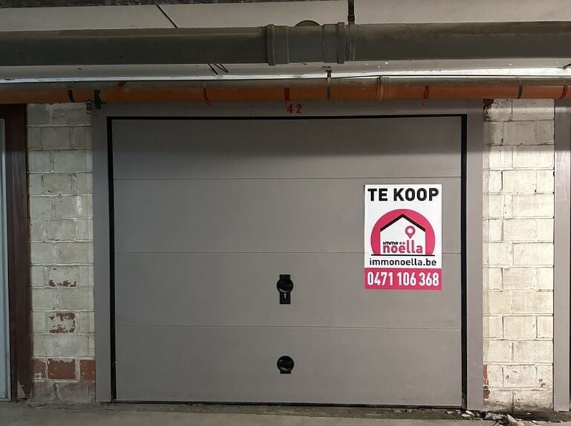 Op zoek naar een veilige en handige parkeeroplossing? Deze garage in een goed onderhouden complex is de ideale keuze! Gelegen op een top locatie, vlak
