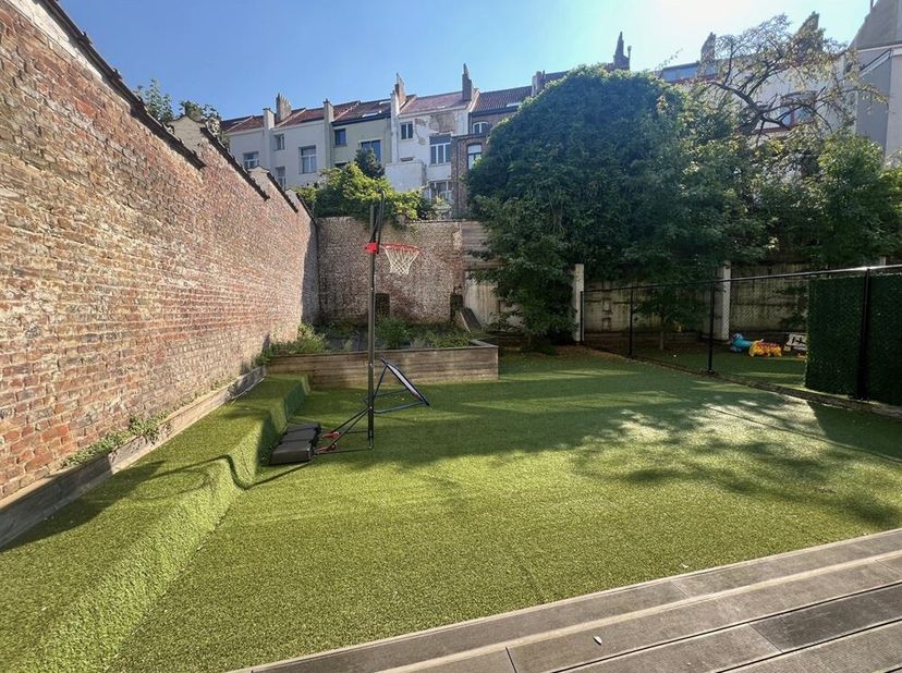 Prachtig, recent 2 slaapkamer gelijkvloers appartement op een super goede locatie in de Europese wijk. Ruime inkomhal welke uitgeeft op een grote, lic