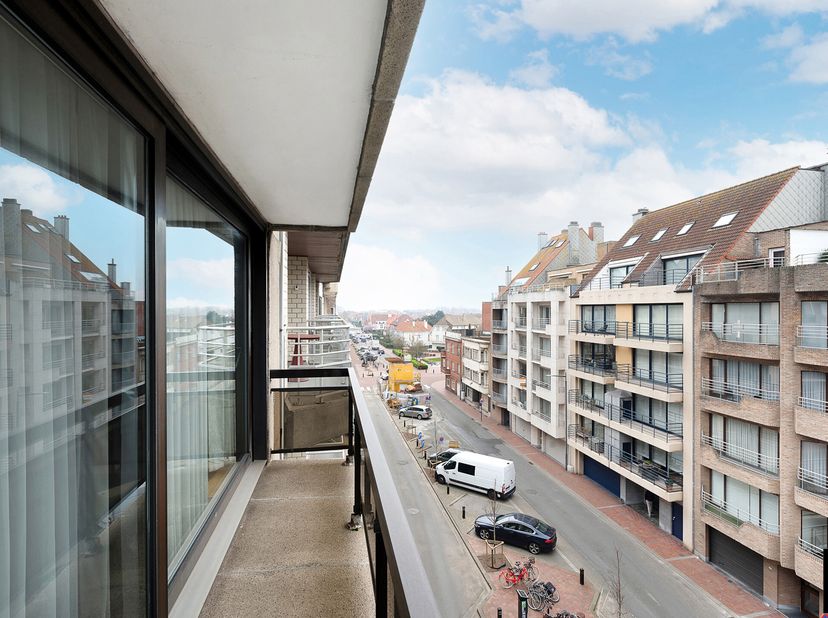Appartement de 3 chambres bien situé sur le côté ensoleillé de la Koningslaan, à quelques pas de la Zeedijk, de la Rubensplein et du centre commercial