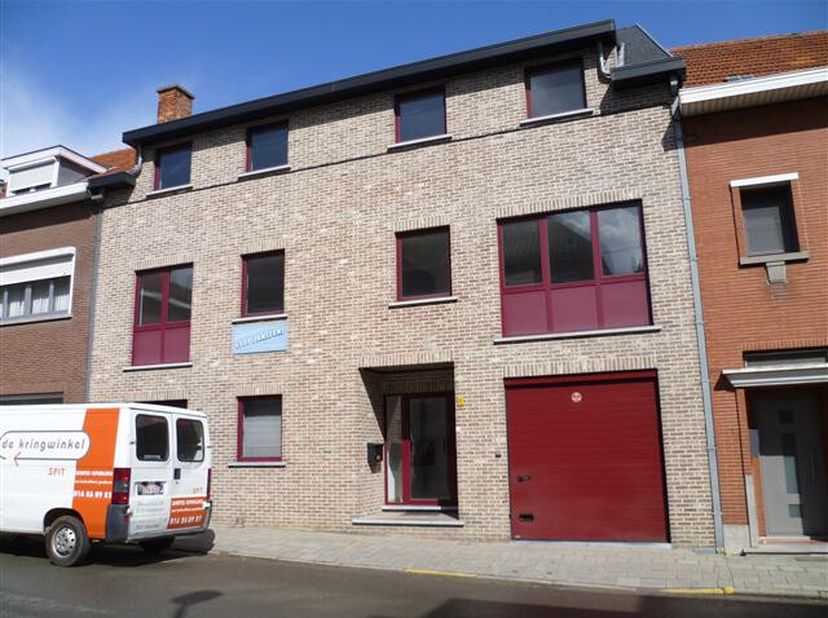 Gelijkvloersappartement met 2 slaapkamers op enkele minuten van Leuven. Indeling: Gelijkvloers: inkomhal met berging (3.00 x 2.70), badkamer met ligba