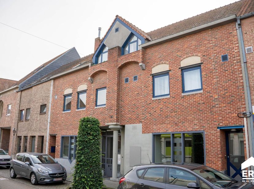 Gelijkvloers handelspand met bew. opp. van 176m² in het centrum van Herk-de-Stad.