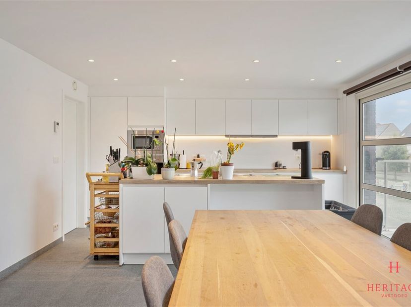Pour plus d&#039;informations, contactez Els - 0496 10 65 76 Situé dans un petit immeuble de 4 appartements spacieux, 5 garages et 3 débarras. &lt;br /&gt;
Cet a