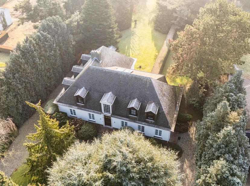 Bent u op zoek naar een ruime, unieke villa met een stevige constructie, hoogwaardige afwerking en volledige privacy? Dit uitstekend onderhouden pand