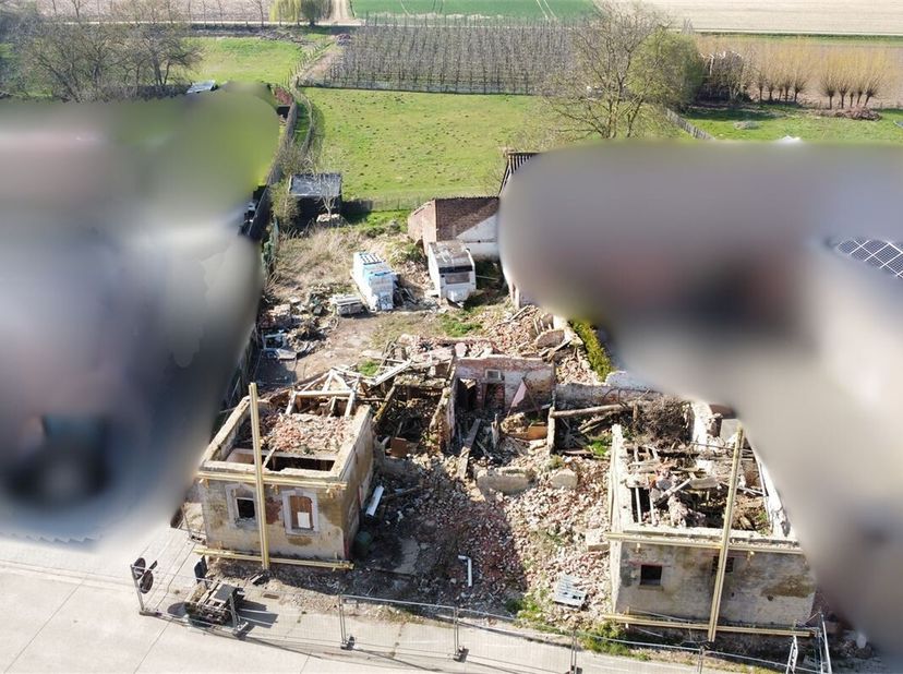 Uitzonderlijk perceel met momenteel de restanten van een voormalige hoevetje&lt;br /&gt;
De hoeve ligt in puin en de goedgekeurde bouwplannen voor de restau