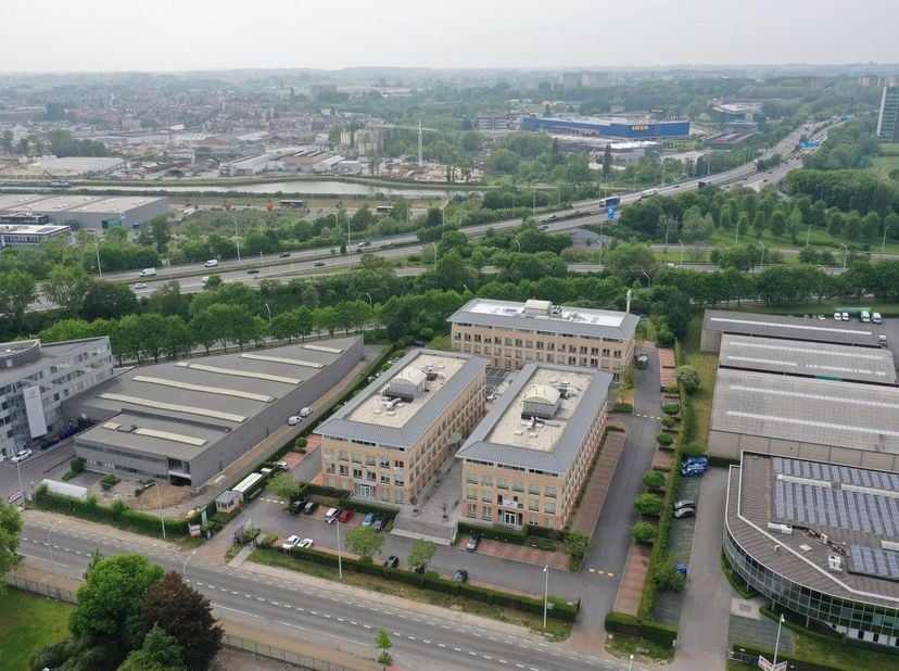 Bureaux de 750 m² à louer à côté du R0 à Drogenbos. Les bureaux sont renovés à 2020. Aussi d&#039;autres surfaces sont possible à partir de 229 m² jusqu&#039;à