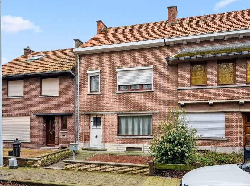 Ontdek deze te moderniseren woning aan de Onze-Lieve-Vrouw Ten Steenstraat 30 in Tienen, waar u alle ruimte heeft om uw droomhuis te realiseren. Op he