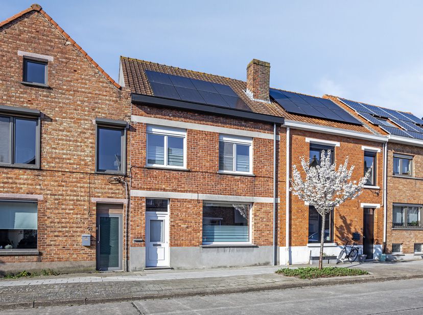 Charmante woning nabij het centrum van Brugge! Gelegen in Sint-Michiels op slechts 10 minuten fietsen van de Grote Markt, biedt deze woning een ideale
