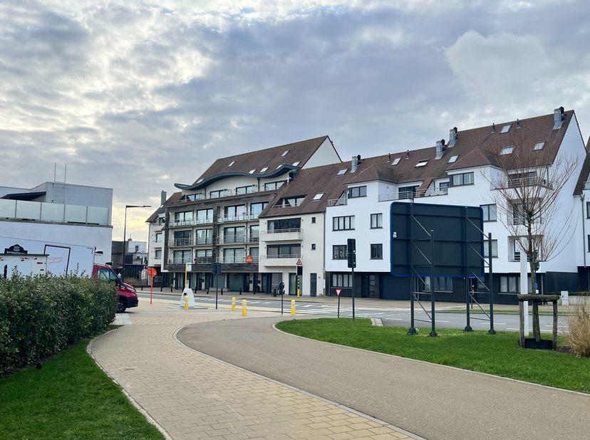Deze gesloten garagebox is gelegen in de Heistlaan te Heist-aan-Zee, vlakbij de Zeedijk en de Delhaize van Heist-aan-Zee. De garage is afsluitbaar en