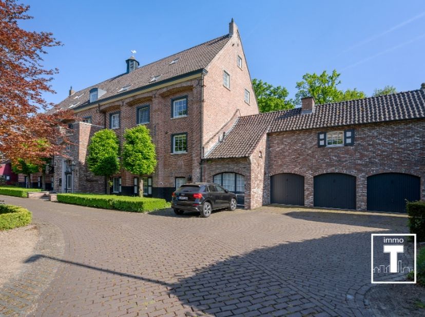 Te Wetteren op de grens met Laarne, gelegen in een doodlopende straat, treffen we dit ruime 3-slaapkamerappartement in een kleine residentie. Het appa