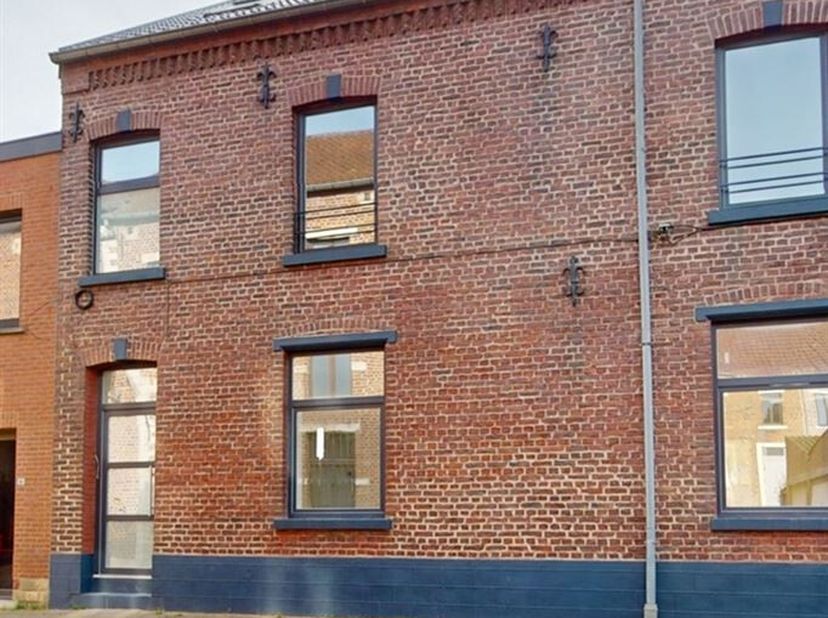 De prijs is een &#039;vanaf&#039; prijs, vanaf 299.000 EUR.&lt;br /&gt;
Deze woning met terras en kleine tuin werd volledig gerenoveerd en is in werkelijkheid groter