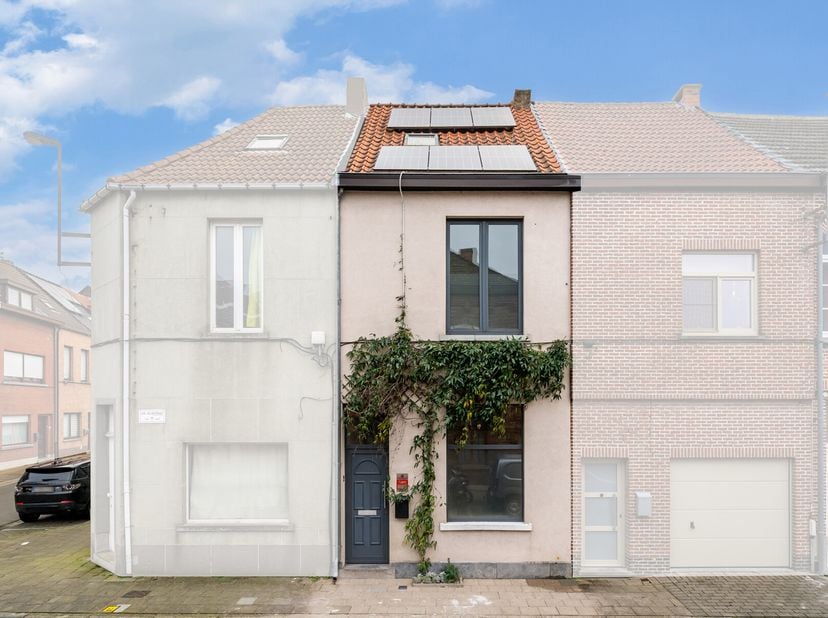 Cette maison de ville rénovée avec goût est située à la périphérie de la ville d&#039;Alost. Cette maison a été rénovée avec passion, avec des éléments à l