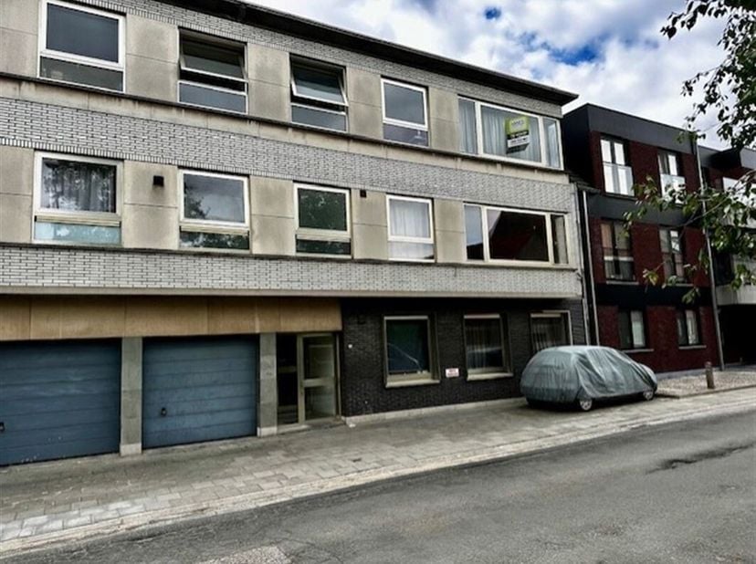 Gerenoveerd appartement met 2 slaapkamers te Eine.&lt;br /&gt;
Het appartement omvat een inkomhal met gastentoilet, 2 slaapkamers, living, keuken  met bergi
