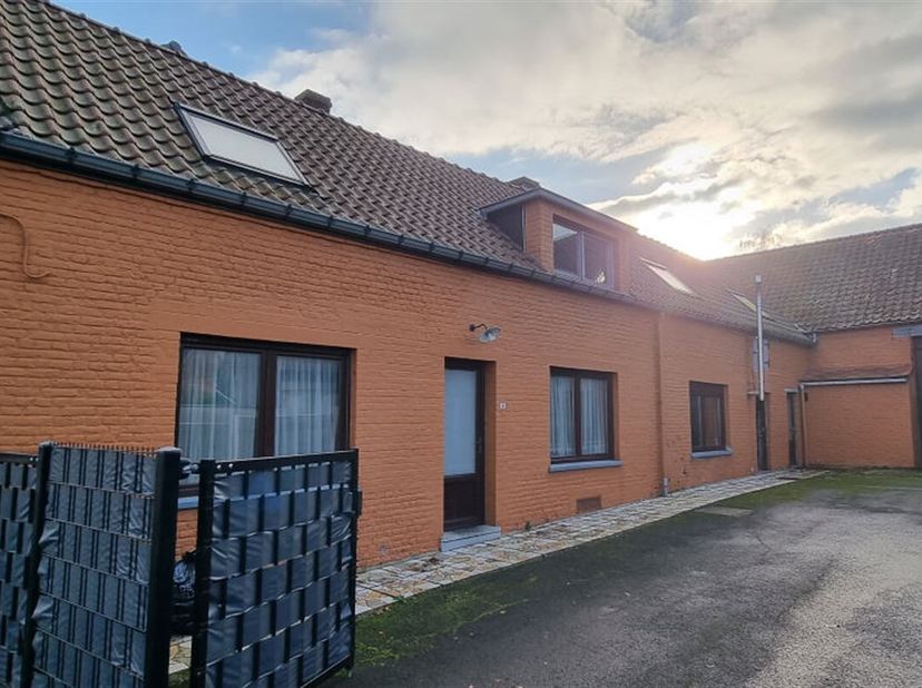 Mooi huis ideaal gelegen in het hart van het charmante dorpje Pipaix.&lt;br /&gt;
Deze woning heeft een totale oppervlakte van +/-120m² en bestaat uit een g