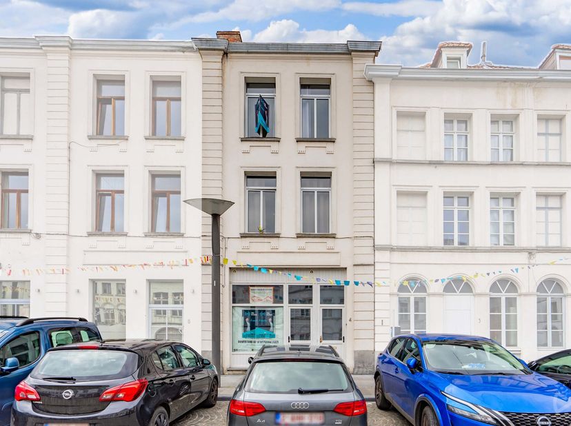 Surface commerciale/ bureau en plein centre-ville de Tournai&lt;br /&gt;
Située au cur du centre-ville de Tournai, cette surface de 25m² bénéficie dun empla