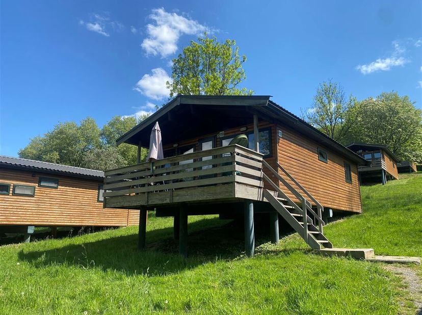 MCA Immobilier vous propose ce chalet numéro 113 situé dans le parc de vacances Vallée les Etoiles. Ce chalet est prévu pour accueillir 4 personnes. I