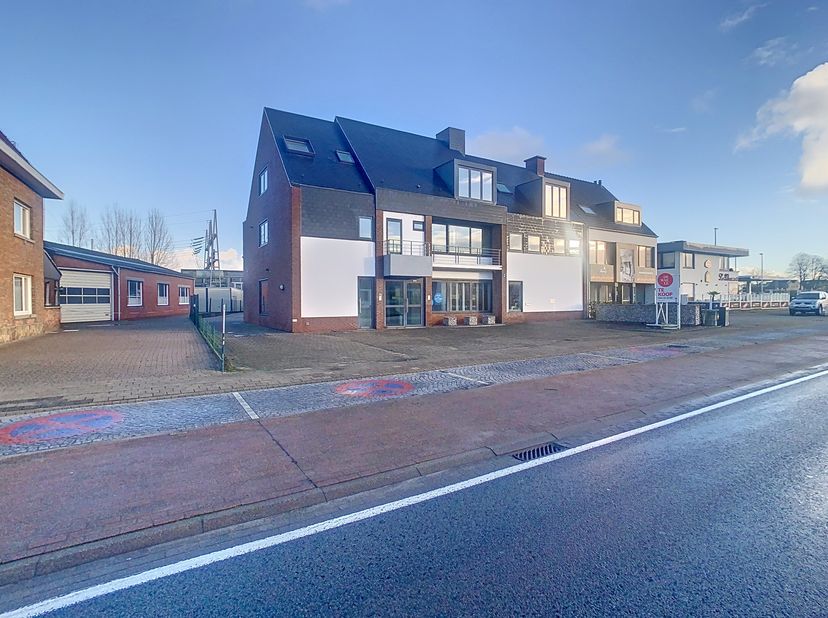 Immeuble de bureaux à Zedelgem (720 m²) avec un parking spacieux devant et derrière la porte à un endroit visible et avec une excellente accessibilité