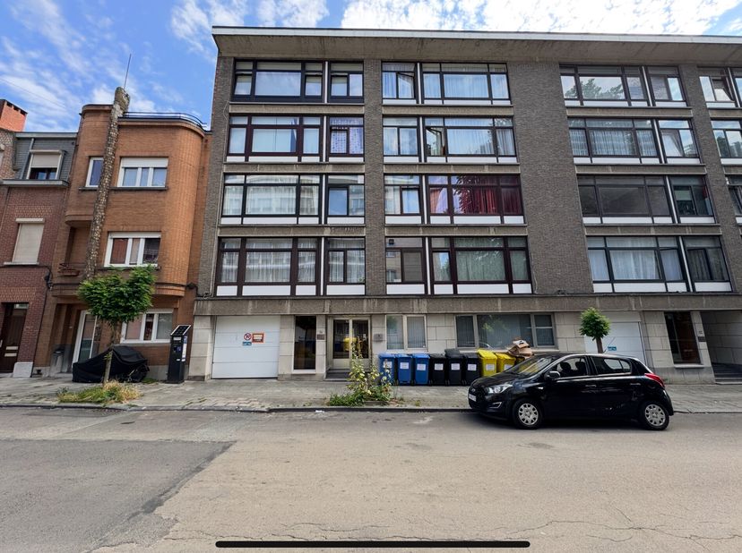 Emplacement de parking situé en sous-sols, uniquement pour voiture citadine. Les voitures type hautes ou 4X4 ne passeront pas.Actuellement loué à 85eu