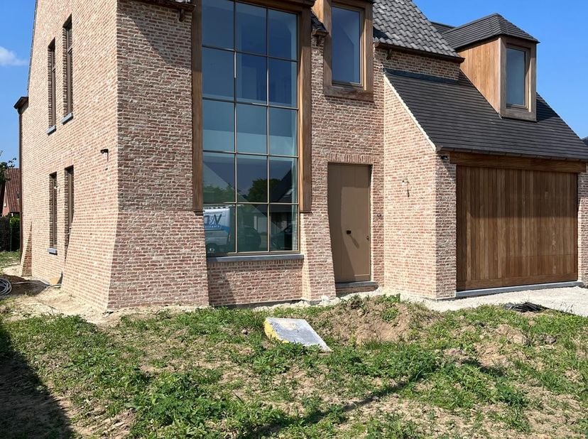 Alle modern comfort in een stijlvolle villa. Bijna energieneutraal door super isolatie en warmtepomp. Bestaande uit een inkomhall, living, ingerichte