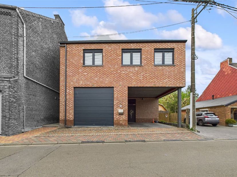INNOV&#039;EXPERT immobilière vous invite à venir découvrir cette maison bel-étage, construite en 2015, idéalement située dans une rue calme à Wanfercée-Ba