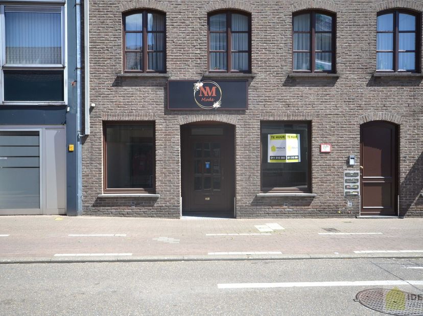 IDEALIS VASTGOED - CENTRAAL GELEGEN HANDELSPAND OP COMMERCIELE ZICHTLOCATIE&lt;br /&gt;
&lt;br /&gt;
Het handelspand is gelegen vlak aan het drukbezochte kruispun