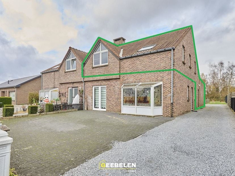 Appartement met 2 slaapkamers, 1 autostaanplaats vooraan het gebouw en 1 zeer ruime inpandige garage gelegen op een strategische locatie.&lt;br /&gt;
&lt;br /&gt;