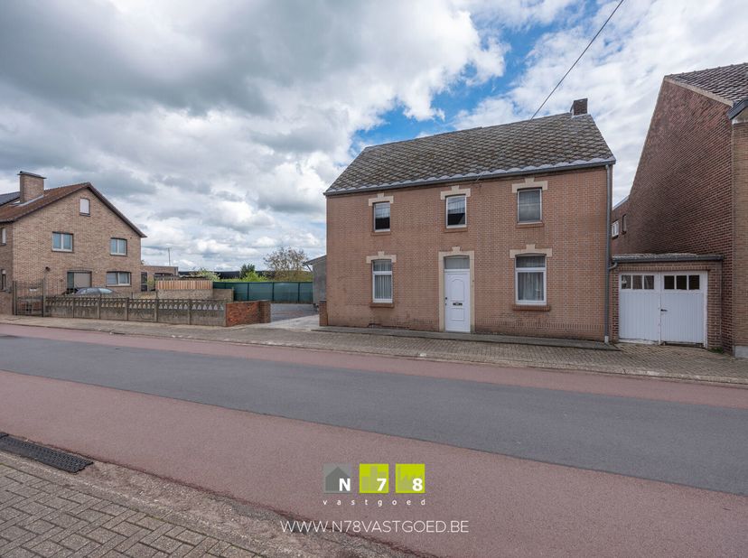 HALFVRIJSTAANDE RENOVATIEWONING MET 4 SLAAPKAMERS OP EEN PERCEEL VAN 4A14CA TE LANKLAAR.&lt;br /&gt;
TROEVEN&lt;br /&gt;
- Centrale, doch rustige ligging.&lt;br /&gt;
-