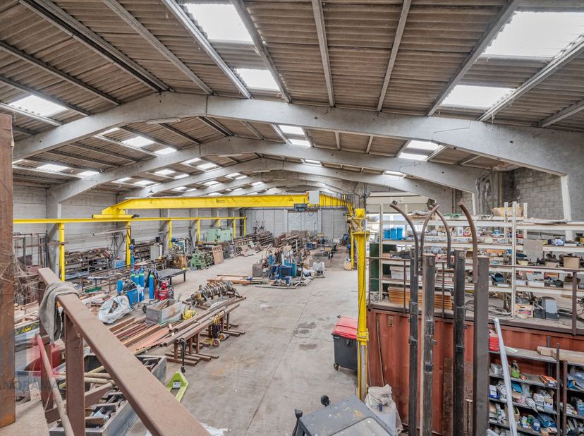Een magazijnruimte met een oppervlakte van +/- 1.050 m² gelegen op een terrein van 1.183 m² te koop.&lt;br /&gt;
Fantastisch gelegen nabij het centrum van K