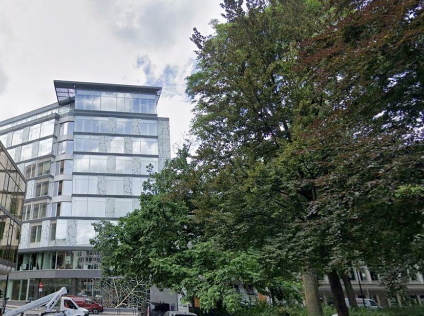 Les bureaux se situent Square de Meeus, au cur du quartier Européen, une des adresses les plus prestigieuse de Bruxelles. Une magnifique vue sur le pa
