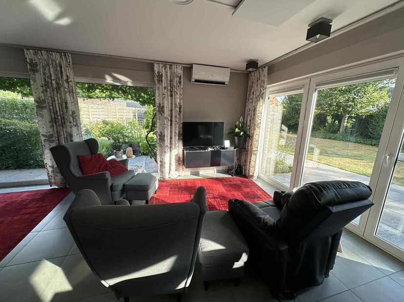Deze instapklare halfopen woning uit 2006 ligt in een rustige hoek van een woonerf, vlak bij het kanaal, fietsroutes en het Be-MINE winkelcentrum.&lt;br