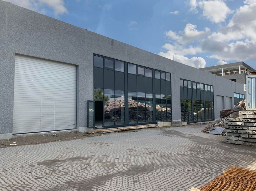 Nieuwbouw bedrijfsgebouw te huur met een oppervlakte van 1.098 m² bestaande uit 674 m² opslagruimte in combinatie met 212 m² showroom en 212 m² kantor
