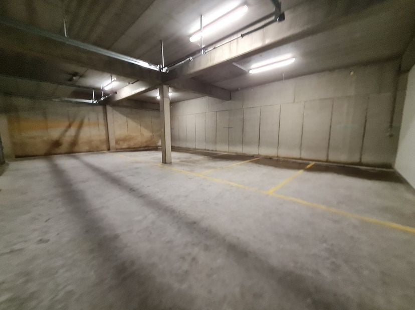LIGGING&lt;br /&gt;
Deze ruime afgesloten garagebox/berging is gelegen in een moderne residentie in Kuringen op de Kuringersteenweg nabij de grote ring van