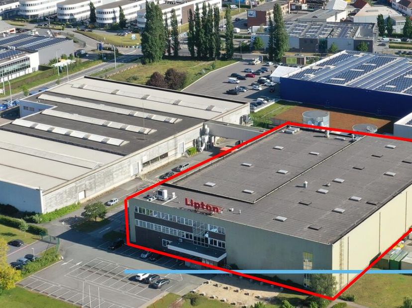 Uniek gerenoveerd magazijn (4.903 m²) met kantoren (732 m²) gelegen op de Brusselse ring naast station Vorst-Zuid. Deze is gemakkelijk bereikbaar via